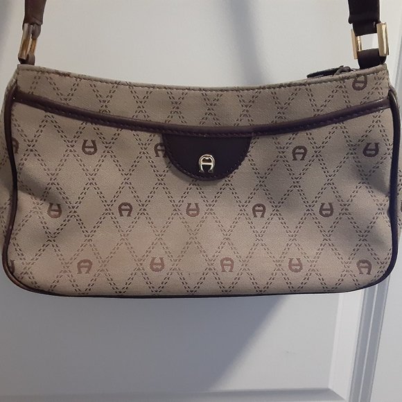 Lovely Aigner Beige Logo Shoulder Bag w Adjustable Strap - Picture 3 of 16